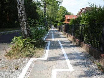 Im Zickzack - so verläuft ein Radweg im Stadtteil Zehlendorf.