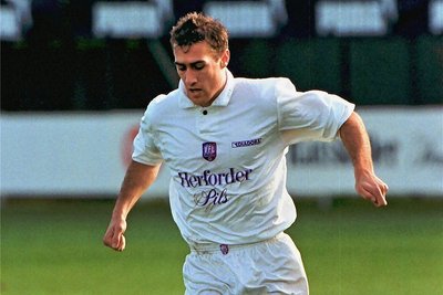 Geschmeidig am Ball: Joe Enochs 1997 im VfL-Trikot in der Partie gegen Arminia Hannover.