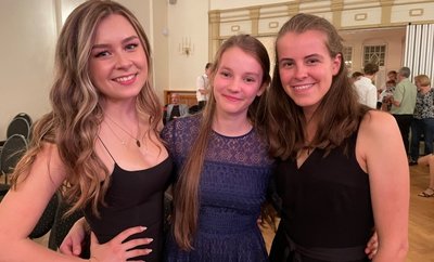 Im Publikumsvotum lagen diese drei jungen Damen vorn: Melissa Mohe aus Crottendorf, Flora Hänsel aus Lengefeld und Maja Schütze aus Dresden (v.l.).