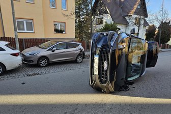 45.000 Euro Schaden in Zwickau nach Unfall auf Schloßparkstraße - Bei einem Unfall in Zwickau ist ein Auto auf die Seite gekippt.