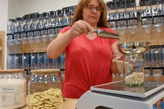 45-Jährige eröffnet Unverpackt-Laden - Am Donnerstag eröffnet Mandy Mehner an der Dr.-Robert-Koch-Straße 19 in Burgstädt ihren Unverpackt-Laden. Hier wiegt sie verschiedene Müsli-Zutaten in einem Glas ab. 