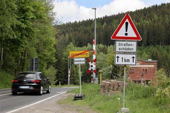 45 Kilometer Umleitung: Diese Baustelle sorgt im Erzgebirge für enorme Umwege - Ab dem Bahnübergang in Johann’stadt geht ab 24. Juli auf der Staatsstraße in Richtung Erlabrunn nichts mehr, ebenso ab Erlabrunn talaufwärts. Bis 4. August wird auf 1,3 Kilometern die Fahrbahn erneuert. Wer von Johann’stadt nach Erlabrunn – oder umgekehrt – will und keine Ausnahmeerlaubnis für Waldwege hat, muss auf lange Umleitung.