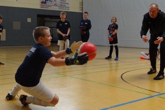 45 Kinder üben mit RB-Trainern - Der frühere Profikeeper Perry Bräutigam (rechts) trainiert hier mit Nils Körner vom FSV Bau Weischlitz. Eine Woche lang gastierte die Fußballschule von Bundesligist RB Leipzig in Oelsnitz. 