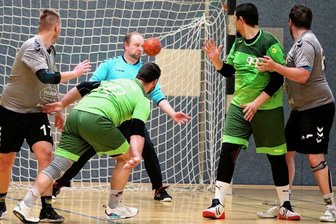 45 Mal schlägt es im Kasten ein - Unhaltbar für TSV-Torhüter Sven Zergiebel fliegt der Ball ins Oelsnitzer Gehäuse. Insgesamt 83 Mal mussten beide Schlussmänner das Spielgerät am Sonntag aus ihren Netzen holen. 