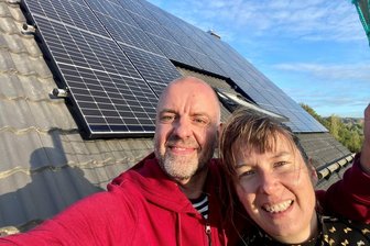 "45 Wochen Lieferzeit": Was man beim Bau einer Solaranlage alles erlebt - Freude im Oktober 2022: Bei "Freie Presse"-Redakteur Oliver Hach und seiner Frau Dagmar sind die Solarmodule auf dem Dach. Damals ahnen sie nicht, was vor der Inbetriebnahme noch auf sie zukommt.
