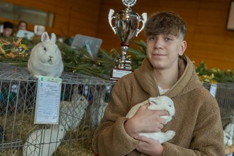 45 Züchter stellen in Werda mehr als 250 Kaninchen aus - Anton Ficker sicherte sich mit seinen Hermelin-Blauaugen-Kaninchen den Jugend-Wanderpokal der Werdaer Nachwuchszüchter.