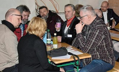 Der Meinungsaustausch zwischen Kommunal- und Landespolitikern und Bürgern sorgte für volle Tische. Organisiert wurde die Veranstaltung vom Plauener Bündnis für Demokratie und Toleranz. 