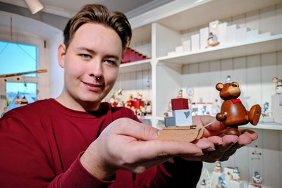 Mit einem Schlitten voller Geschenke sorgt der von Karl-Gustav Hobler erschaffene Bärnd auch in der Weihnachtszeit für Freude.