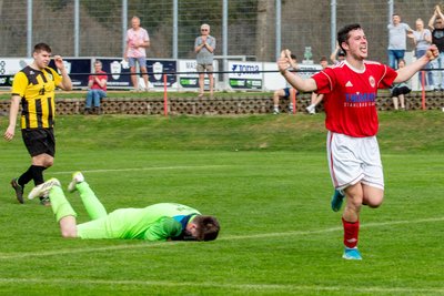 Vor fast zwei Jahren jubelten Frank Bernhardt (r.) und die Langenauer Kicker über ein 6:0 gegen Altmittweida in der Landesklasse. Die vergangenen drei Duelle gewann der SCA.