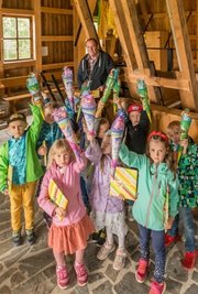 Wolfgang Fritzsche hat den Kindern im Pferdegöpel Lauta kleine Geschenke überreicht. 