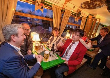 Geladene Gäste der Plauener Straßenbahn und Sternquell-Brauerei nahmen zur Abschiedsrunde des Wirtspaares in der Bierelektrischen Platz.