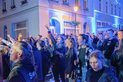 Diese Party kommt bei den Oelsnitzern richtig gut an: Zum zweiten Straßenkonzert, das von der Oelsnitzer Kultur GmbH organisiert wurde, kamen am Freitagabend Hunderte Besucher. 