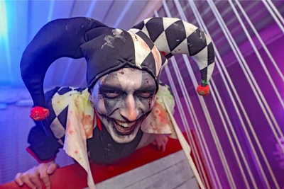 In den dunklen Zombie-Zonen sorgten Freaks für Schock-Momente.