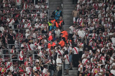 Ein verletzter Fan von Rayo Vallecano wird aus dem Block getragen.