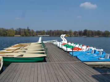 Boote und die Zwickauer Wappentiere stehen zum Ablegen bereit.