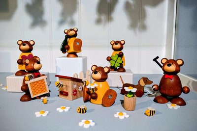 Nach Schneemann, Engel, Kaninchen und einem kleinen Teufel stellt der Bär die fünfte Figurenserie der Firma dar.