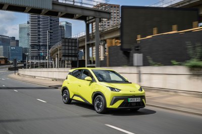 Kompakt und alltagstauglich: Der BYD Dolphin Surf bietet Platz für vier Personen und überzeugt mit einem großzügigen Innenraum trotz seiner kompakten Maße.