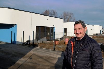 Bürgermeister Sven Köpp vor dem Kita-Neubau. Der Flachbau mir runden Ecken ist für die Gemeinde das größte Vorhaben der letzten Jahrzehnte. Mitte März sollen die Kinder hier einziehen.