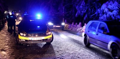 Die Polizei prüft, ob das Driften auf einem Parkplatz in Oberwiesenthal den Tatbestand eines illegalen Fahrzeugrennens erfüllt. 