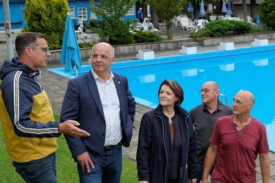 Prominenter Besuch in Mylau. Vereinschef Matthias Kolbe (links) mit Campuschef Lutz Neumann von der Berufsakademie Plauen, der als Mitglied des Stiftungsbeirates der Erfal-Stiftung einen Zuschuss fürs Bad mitgebracht hatte. Von rechts: die Vorstandsmitglieder Thomas Wintersperger, Manfred Firnhaber und Monika Neidel.