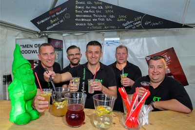Sie schenken die Bowle aus: René Tischendorf, Sebastian Winter, Sascha Michalski, Michel Erfurth und Enrico Tischendorf (von links).