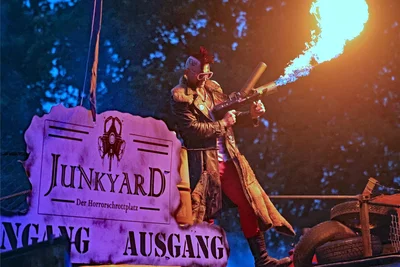 Zu Musik von „Rammstein“ hantierte Freak „Vigor“ mit dem Flammenwerfer.