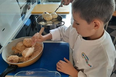 Matias beim Zubereiten der Zwetschgenknödel. Das war das erste Kochprojekt.