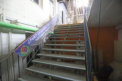 Die alte Treppe wird noch abgebaut.