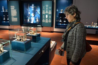 Sie war als Kind oft im Freiberger Bergbaumuseum: Marion Jentzsch aus Coswig hat in der neuen Dauerausstellung mehrere Lieblingsexponate, darunter auch die Marzipantafel.