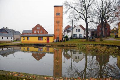 Die erneuerte Hülle des Schlauchturms der Freiwilligen Feuerwehr Kleingera ist ein Hingucker im Ortskern. Wie es mit dem Gerätehaus weitergeht, ist noch nicht entschieden.