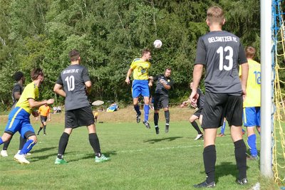 In der ersten Hauptrunde sorgten die Dittmannsdorfer (gelbe Trikots) mit ihrem 3:2-Sieg gegen Oelsnitz für eine faustdicke Überraschung.