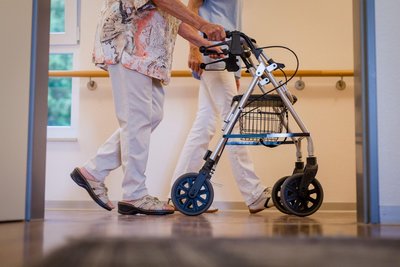 Im neuen Klinikverbund Freiberg-Mittweida soll auch eine Pflegefachschule (Symbolbild) aufgebaut werden.