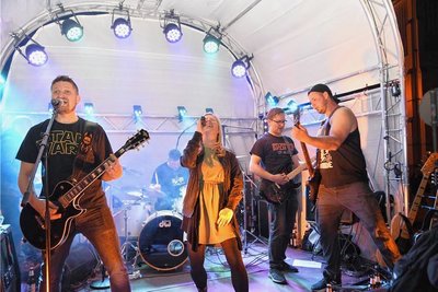 Die obervogtländische Band Halb so Wild trat zum zweiten Straßenkonzert in Oelsnitz auf.