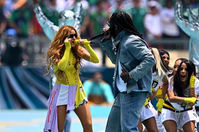 Superstar Shakira (l) und Burna Boy performen den WM-Song "Dai Dai".