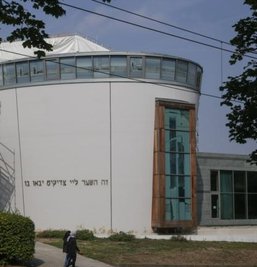 Am vergangenen Freitag hatten sich knapp 50 Menschen zu einer Mahnwache vor der Synagoge versammelt, als ein Unbekannter aus einer Straßenbahn den Hitlergruß zeigte.