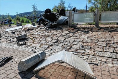 Die bei einem Unfall 2020 beschädigten bzw. zerstörten Poller an der S 272 in Erla werden jetzt ersetzt.