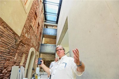 Blick in den überdachten Innenhof: Stolz präsentieren Bauleiter Harald Haupt (vorn) und Oberbürgermeister Steffen Zenner, was im Weisbachschen Haus bereits entstanden ist.