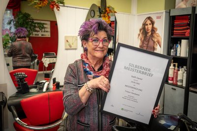 Steffi Oertel hätte ihren Silbernen Meisterbrief schon vor acht Jahren bekommen sollen, aber vermutlich wurde sie von der Handwerkskammer "vergessen". Foto: