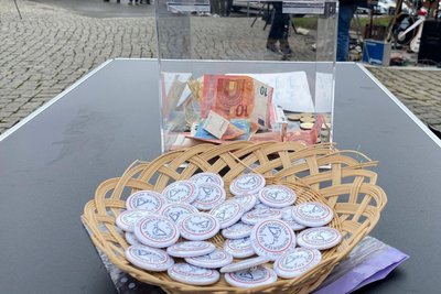 Die Initiative Friedensaktion Plauen-Vogtland finanziert sich unter anderem vom Verkauf solcher Buttons zu einem symbolischen Preis. Das bekannte Motiv: „Schwerter zu Pflugscharen“.