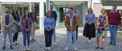 Die Pflegekräfte aus Portugal und Vertreter der Zeisigwaldkliniken Bethanien am ersten Arbeitstag vor dem Krankenhaus.