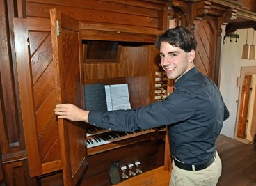 Die Orgel steht im Wirkungsbereich des Augustusburger Kantors Pascal Kaufmann, der die Restauration begleitete und als Solist agierte. 