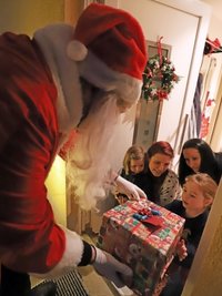 An den Türen trafen die Weihnachtsmänner auf große Kinderaugen.