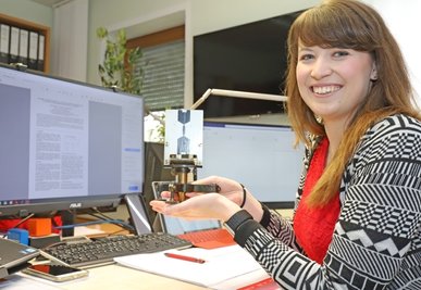 Julia Richter an ihrem Arbeitsplatz in Burkersdorf. Dort arbeitet sie unter anderem auch mit einer Mire, einem historischen Messgerät.