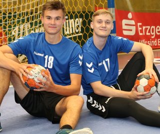 Jannik Dutschke (l.) und Elias Bombelka wollen sich im Profiteam des EHV Aue etablieren. 