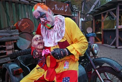 Der Hamburger Horror-Clown Thorsten Terschlüsen fühlt sich in der Zone 22 wie zuhause. Der 61-Jährige gehört schon einige Jahre zum Erschrecker-Team.