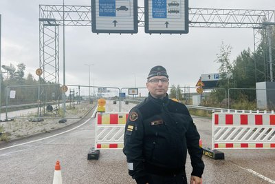 Die Grenze ist zu: Antti Virta vom finnischen Grenzschutz am Grenzübergang Vaalimaa, an der geschlossenen Autobahn in Richtung Sankt Petersburg.