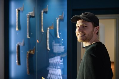 Im Stadt- und Bergbaumuseum Freiberg findet Max Scherzer aus Tharandt die Bergbarten interessant.