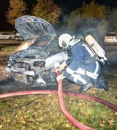 Unbekannte hatten bereits am Dienstagmorgen auf einem Parkplatz an der Wolfgang-Krodel-Straße ein Auto angezündet.