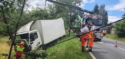 Bei Meßbach ist am Dienstagvormittag ein Lkw von der B 173 in einen Graben gerutscht. 