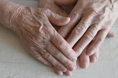 Zwei Menschen Hand in Hand durchs Leben.